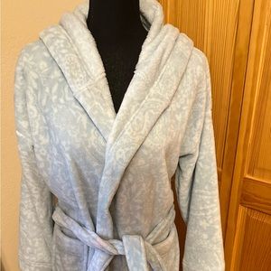 “Vera Bradley” Fleece Robe